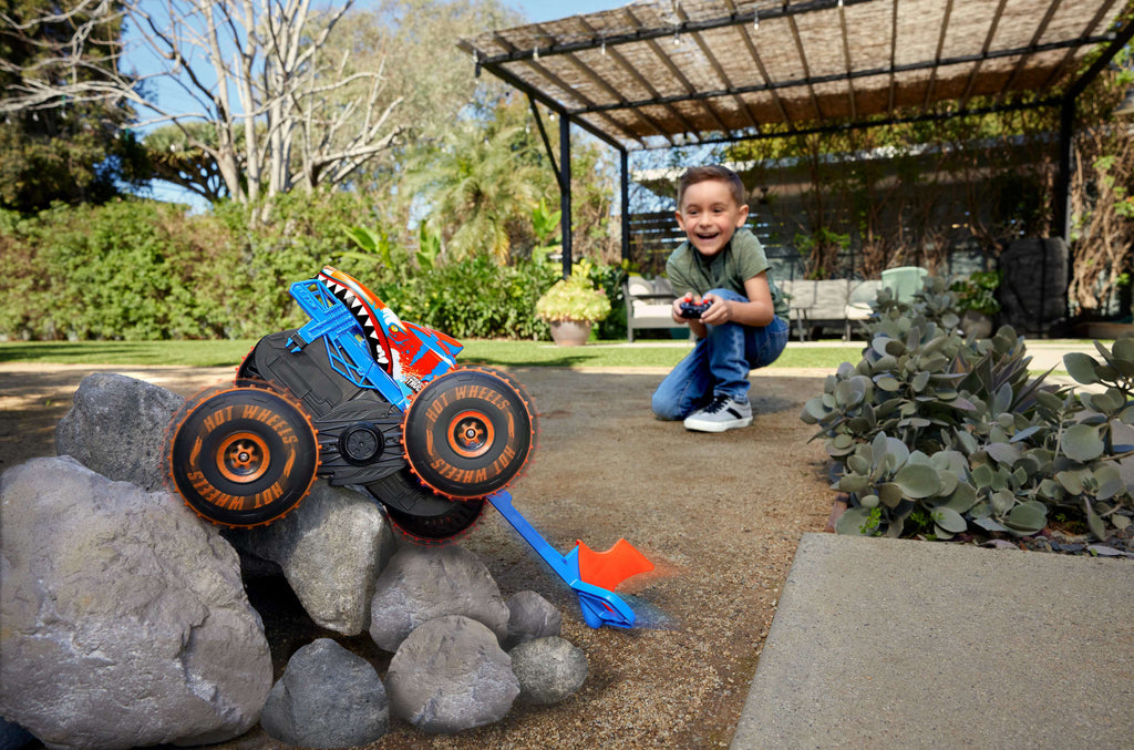 Hot Wheels Monster Trucks Tiger Shark Climber RC Vehicle, Battery-Powered Remote-Control Toy Truck
